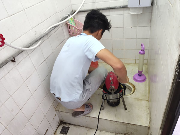 南昌管道堵塞冒臭气 专业师傅现场解决问题